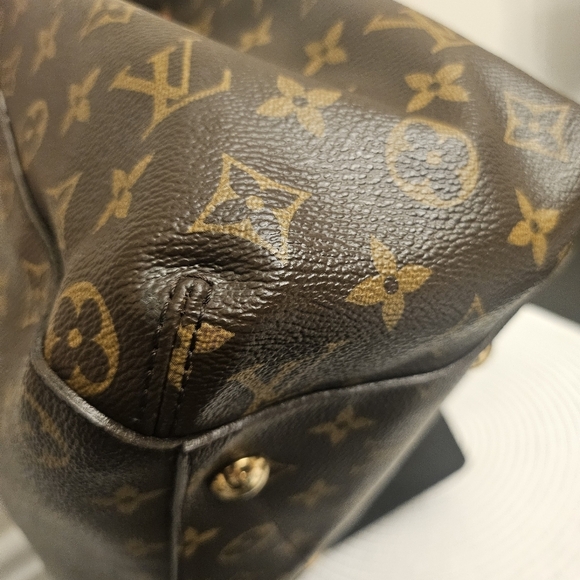 Louis Vuitton Montaigne GM – Monogram Canvas w/ Original Strap - Picture 4 of 16